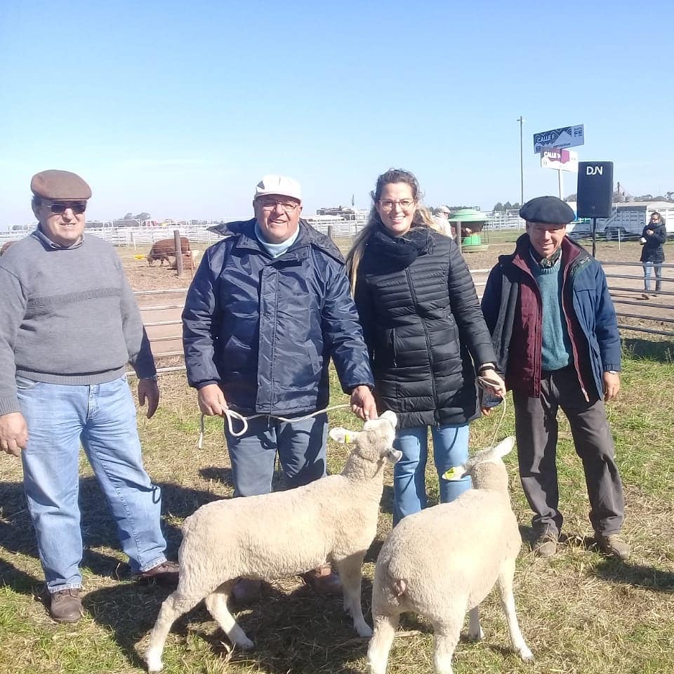 Carlos junto a Melisa, en los 25 años de la exposición Agroactiva, cuando la cabaña obtuvo el gran campeón macho y gran campeona hembra de Texel, también el reservado campeón macho en caprinos Boer