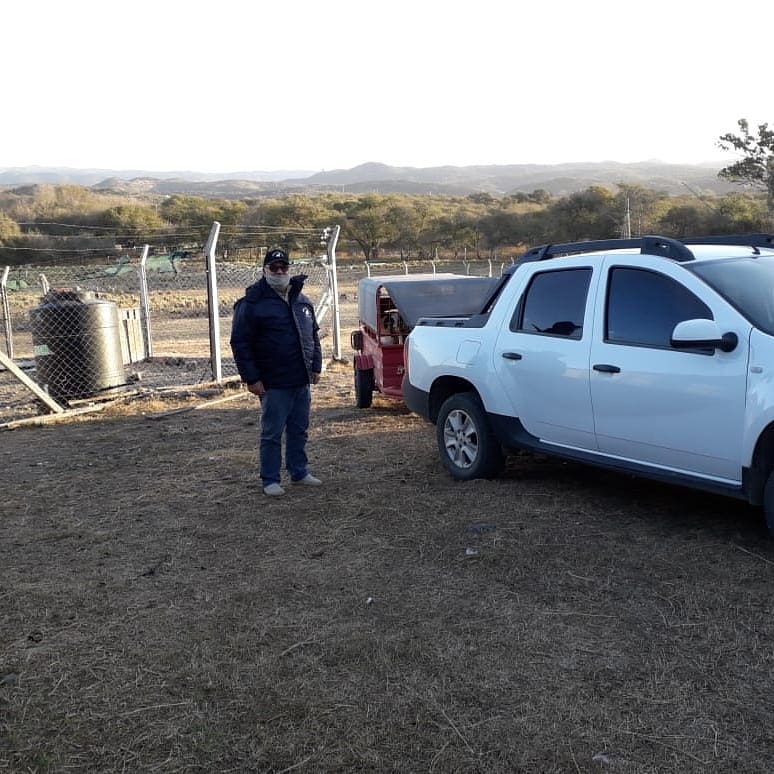 Hace pocos días, con barbijo por la pandemia, Carlos entrega chivos Boer