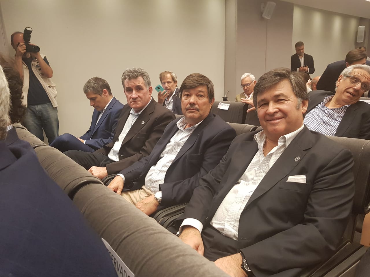Achetoni, junto a sus pares de la Comisión de Enlace de Entidades Agropecuarias, durante la presentación de los datos preliminares del CNA
