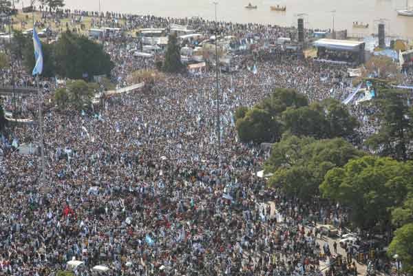 Imagen del acto en el Monumento de la Bandera, en 2008. Crédito Agrositio