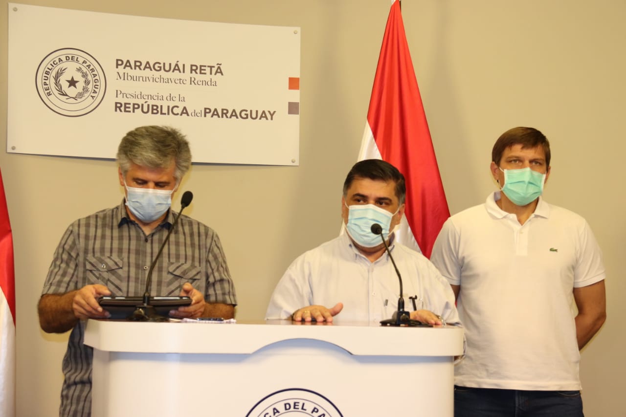 Ministro de Salud, Julio Borba, acompañado del ministro del Interior, Arnaldo Guizzio, y de Educación, Juan Manuel Brunetti